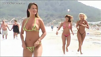 Babes Sexy Sur Ibiza Beach En Bikini Et Lingerie