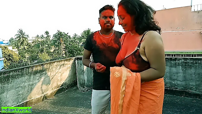 এই অপেশাদার ভিডিওতে দুই সুন্দরী Milf একসাথে একটি 18 বছর বয়সীর মোরগ খাচ্ছে।