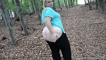 Grandes Tetas Y Un Gran Culo Son Folladas En El Bosque