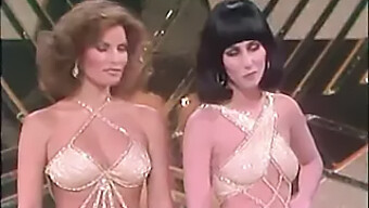 Cher I Raquel Welch W Klasycznym Retro Filmie Milf