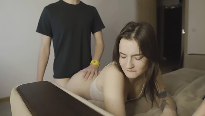 18+ Teen Dívka Dostane Pusu Plnou Ocasu Zezadu