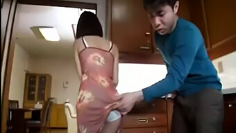 Verführerische Japanische Mutter Gibt Dem Freund Ihres Stiefsohns Einen Blowjob