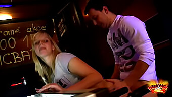 Il Video Full Hd Di Teen Amite 2011 Mostra Il Sesso Anale Di Una Ragazza Europea Nella Sala Giochi. Non Perdere Questa Scena Erotica!