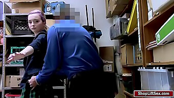 Shoplifter Recibe Una Buena Cogida En Su Coño Afeitado En Este Video