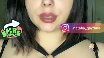 Una Chica Madura Rusa Sacude Sus Grandes Tetas Naturales