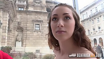 L'Impressionnante Performance De Sexe Oral De Leyla Bentho En Public