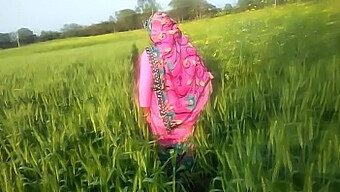 Desi Bhabhi'S Amateur Outdoor Sex Video In Hindi