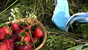 Garota Com Buceta Fechada Se Diverte Brincando Ao Ar Livre Com Morangos