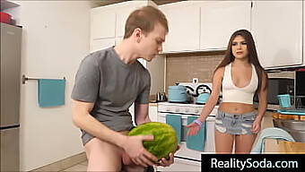 Watermelon Digantikan Oleh Adik Perempuan Yang Seksi Dalam Video Seks Tabu Ini