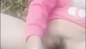 18+ ভারতীয় মেয়ে একটি সন্তোষজনক ক্লাইম্যাক্সে মাস্টারবেট করে।