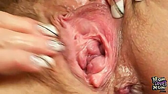 Madre Amateur Madura Abre Sus Piernas De Par En Par Para Tu Placer Visual