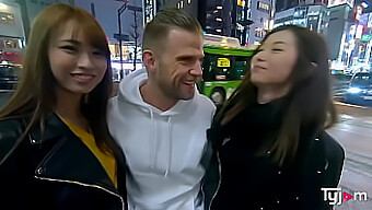 モナとツバキの2人の日本人女性が、ホットなラブホアクションに耽る