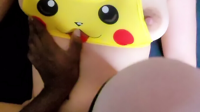 Europæisk Babe I Pikachu-Kostume Bliver Kneppet Hårdt I Cfnm-Video