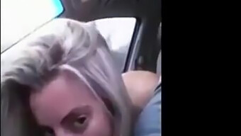 Pipe Sur Une Voiture: Le Sperme D'Une Blonde Avale Un Moment