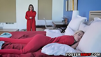 Najstnica (18+) Uživa V Lezbičnem Seksu S Svojo Rejniško Mamo