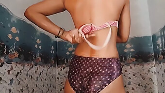 Cô Gái Trẻ Desi (18+) Cởi Đồ Và Phơi Bày Đồ Lót Của Mình