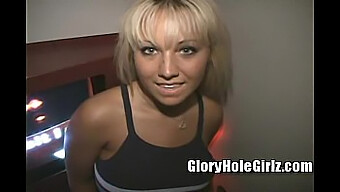 Blondine Jasmine Nyder En Gruppe Knald I En Gloryhole