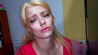 De Amateurvideo Van Littlemarylove Toont Een Hete Russische Babe Die Een Sensuele Pijpbeurt Geeft