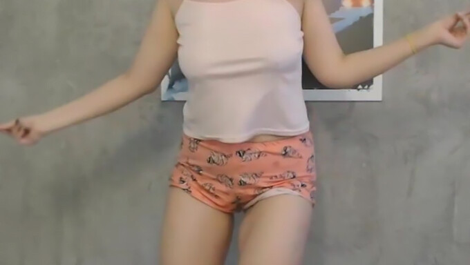 Amazing Webcam Performance By A Gorgeous Girl