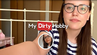 ليني ليز المراهقة تستمتع بكشف ثدييها الكبيرين وجسمها العاري أمام الكاميرا - Mydirtyhobby