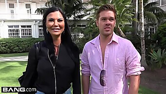 Milf Jasmine Jae Exponerar Sin Fitta För Offentlig Visning På Stranden