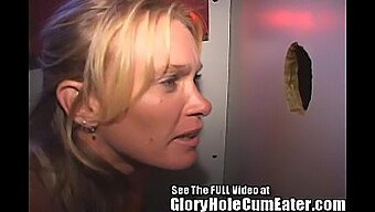 Una Milf Riceve Un Pompino Profondo E Ingoia Lo Sperma Nel Gloryhole