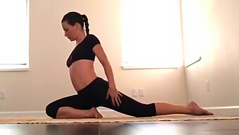 Fleksibel Brunette Milf Praktiserer Yoga