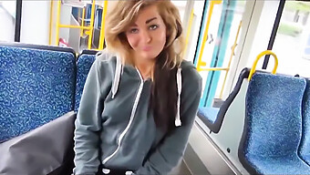 Fille Naïve Se Masturbe En Public