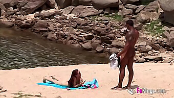 Oglejte Si, Kako Dobro Obdarjen Temnopolti Moški Uživa Na Plaži In Daje Oralni Užitek