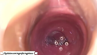 Masturbation Avec Un Caméscope À L'Intérieur