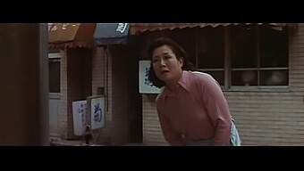 鲜花和蛇(1974):一个带有羞辱和bdsm的禁忌三人行