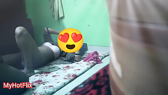 बड़े लंड वाली टीन (18+) अपनी चूत चुदवाती हुई