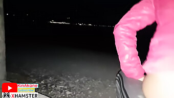 18-Jähriges Indisches Girl Bekommt Ersten Blowjob Am Strand