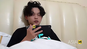 Pantat Besar Guru Horny Bergoyang Dalam Video Pornografi Asia Asli