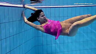 La Beauté De La Natation Sous-Marine De Zlata