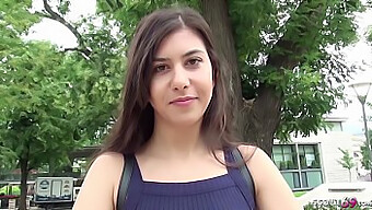 Anya Kicsi Teste Hatalmas Farkat Vesz Fel Ebben A Brutális Kemény Videóban