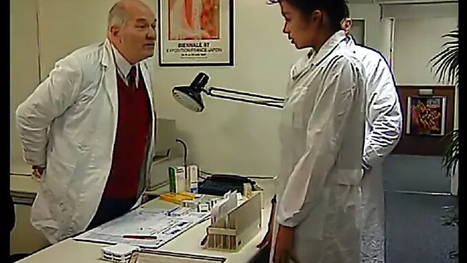 Vintage Blowjob Und Ficken Mit Einem Großen, Titten-Doktor