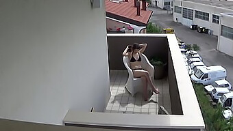 Sorpresa Davanti Alla Telecamera: Una Piccola Latina Si Fa Birichina Sul Suo Balcone