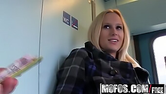 La Blonde Angel Wicky Profite D'Une Rencontre Sexuelle En Public Dans Un Train