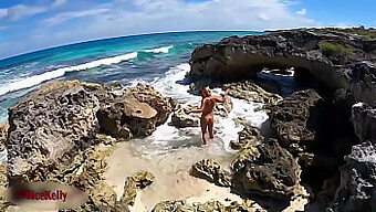 Turista Captura Video De Una Chica Complaciéndose A Sí Misma Junto Al Mar