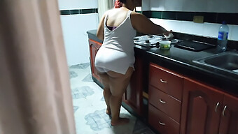 Ibu Rumah Tangga Berpayudara Besar Memberikan Handjob Sementara Ibu Temannya Membersihkan Dapur.