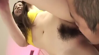 Natürliche Titten Und Brünette: Der Haarige Blowjob Einer Japanischen Schönheit