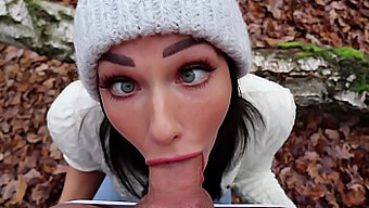 Brunette Babe Geeft Een Deepthroat Blowjob En Slikt Sperma In De Vrije Natuur