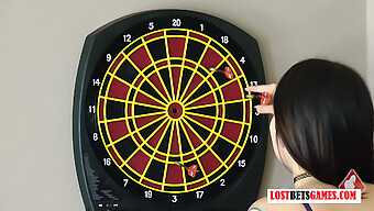 Lezbiyen Strip Dart: Şaşırtıcı Kızlarla Duygusal Bir Oyun