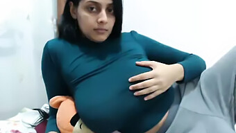 Big-Titted Indian Girl Masturbates On Webcam