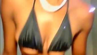 Bella Africana Si Diverte Con Un Sex Toy Davanti Alla Telecamera