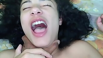 Adolescente De Pele Escura: Uma Milf Latina Quente Se Masturba