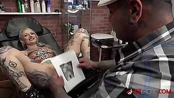 River Dawn Ink Geniet Van Oraal Plezier Na Het Ontvangen Van Een Tatoeage Op Haar Intieme Zone