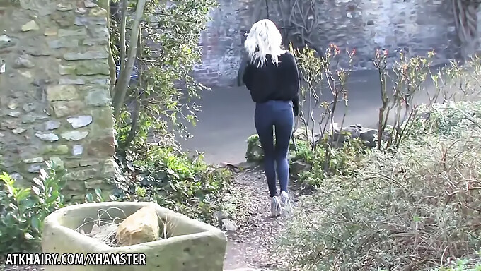 La Blonde Ulrika Expose Sa Chatte Mouillée Et Poilue Dans Cette Vidéo En Ligne