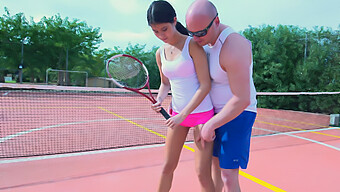 Verleid Door Een Tennisinstructeur: Het Orale En Ruige Seksavontuur Van Een Duitse Tiener